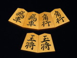 竹風作鵞堂御蔵島黄楊上柾目彫将棋駒　新品/桐製平箱付（K2024）